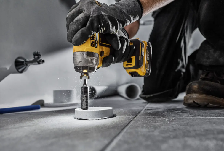 DeWalt Innenrohrschneider für PVC-Rohre, 34mm, für Verwendung mit Schraubern, 1/4" – Bild 5